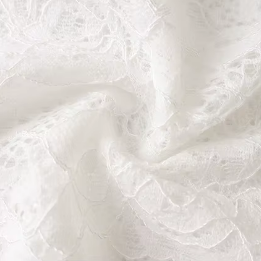 "Clouds" – Weißes Spitzenkleid mit Drapierung