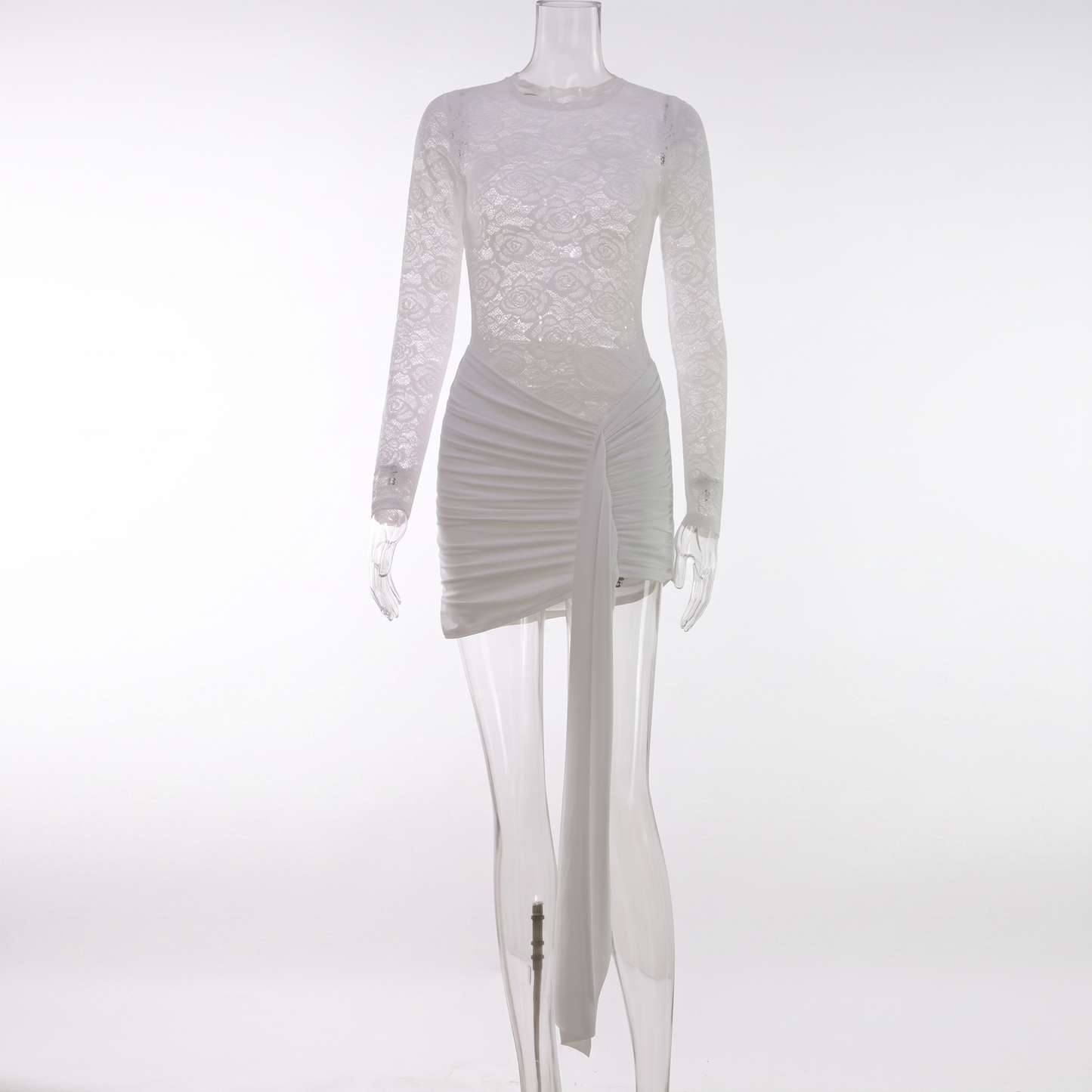 "Clouds" – Weißes Spitzenkleid mit Drapierung