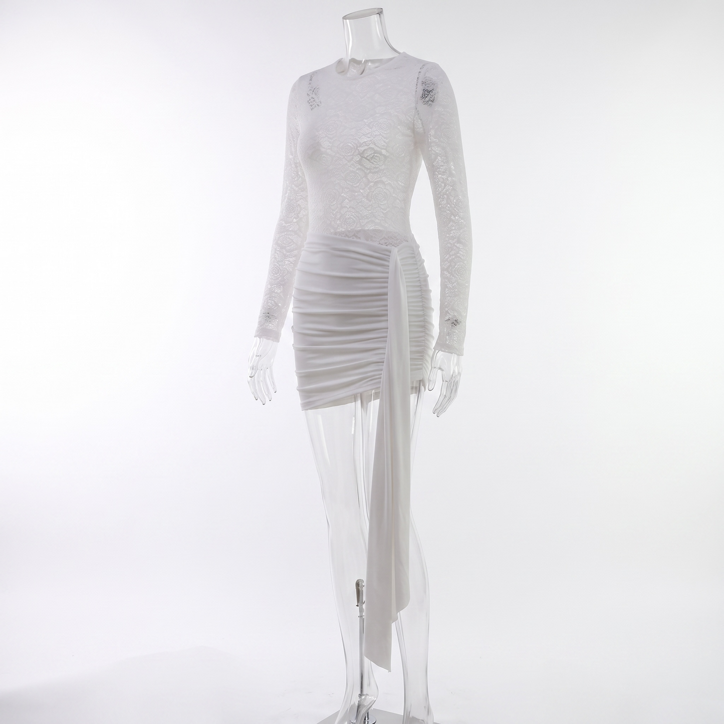 "Clouds" – Weißes Spitzenkleid mit Drapierung