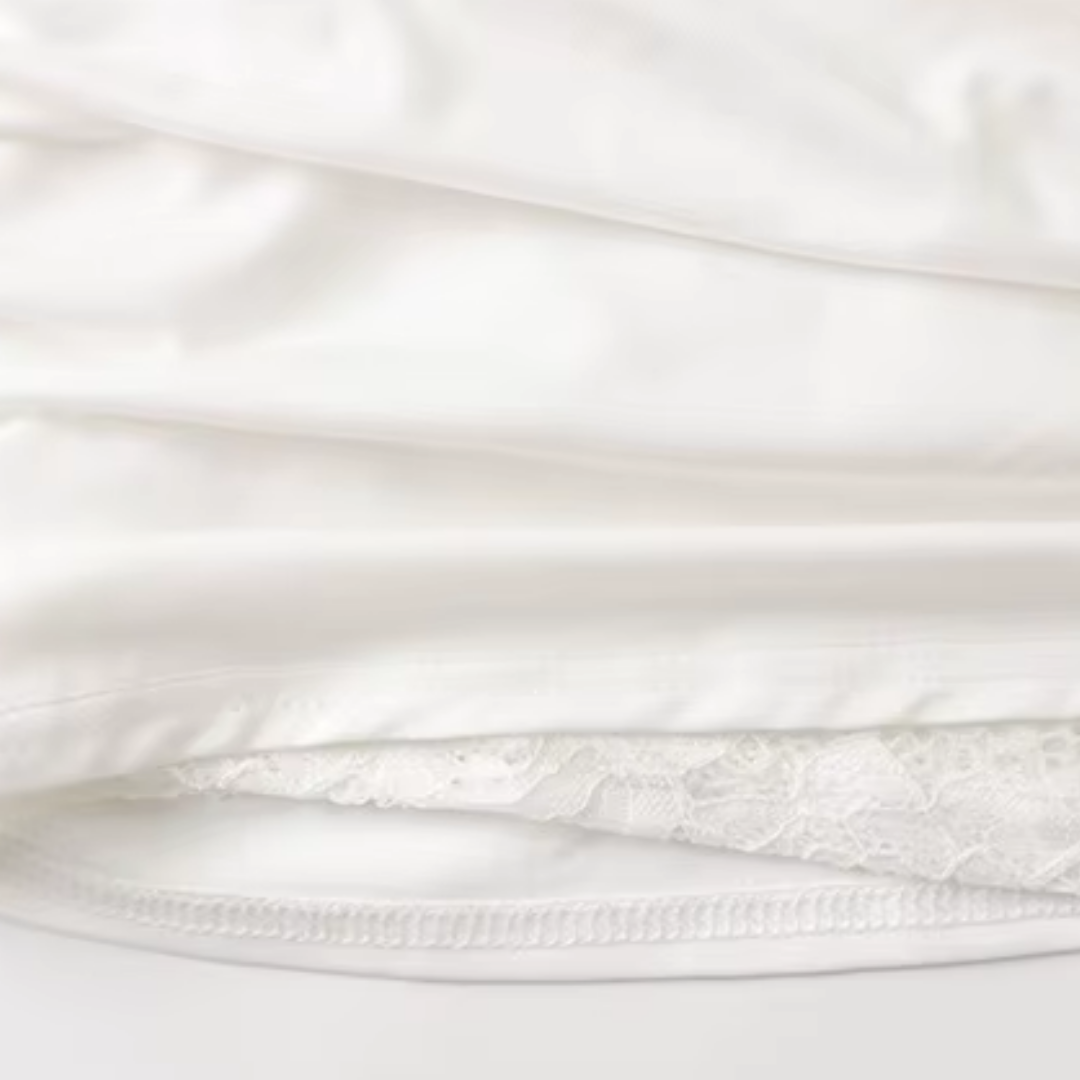 "Clouds" – Weißes Spitzenkleid mit Drapierung