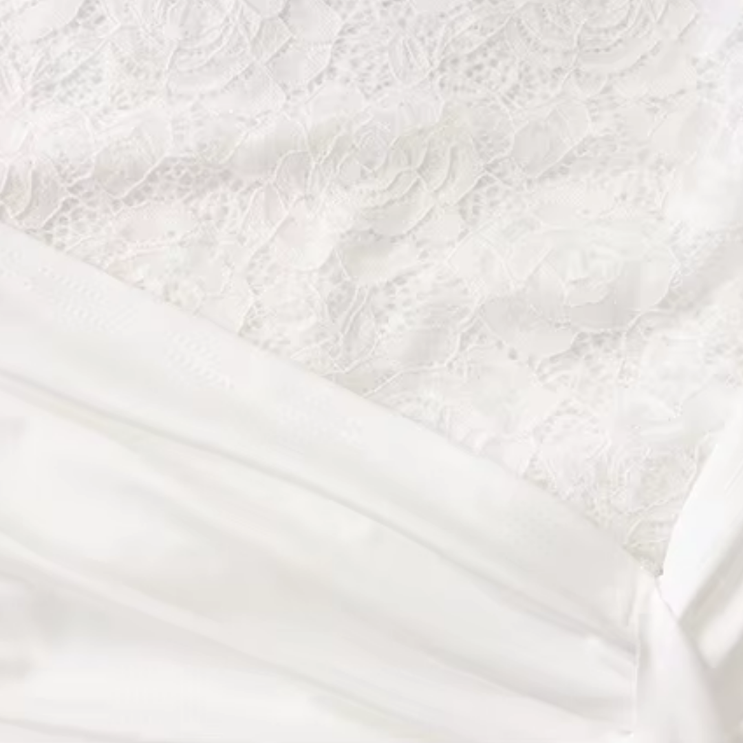 "Clouds" – Weißes Spitzenkleid mit Drapierung