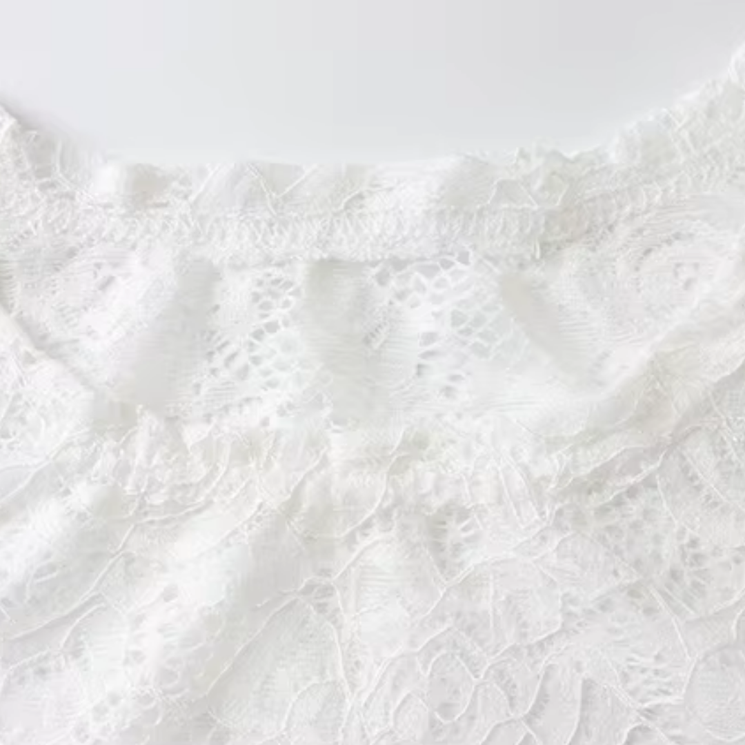 "Clouds" – Weißes Spitzenkleid mit Drapierung