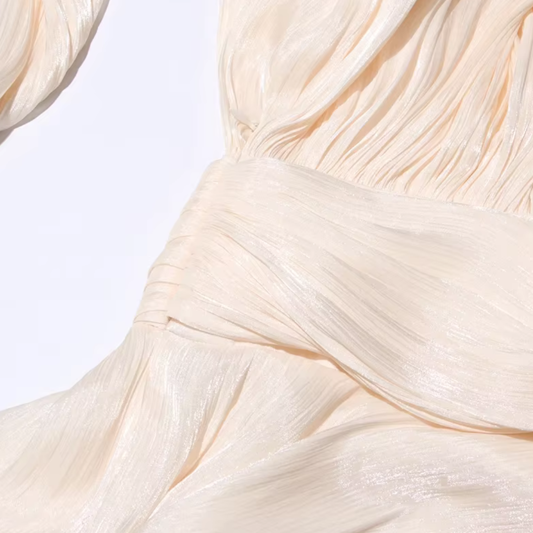 girlzhood Avenique Minikleid in Creme mit fließendem Stoff, Drapierung und glänzender Textur
