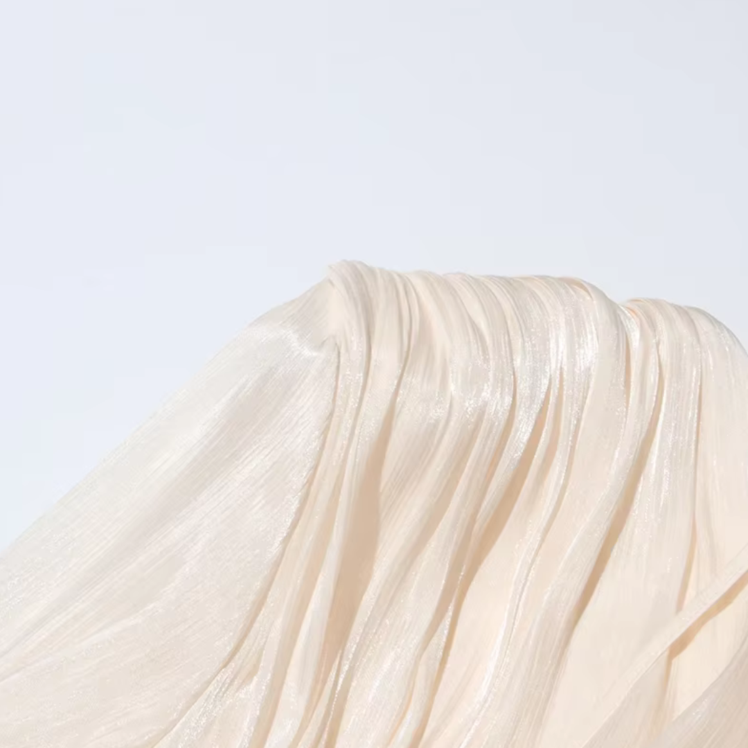girlzhood Avenique Minikleid in glänzendem Creme mit fließender Drapierung und weichem Stoff