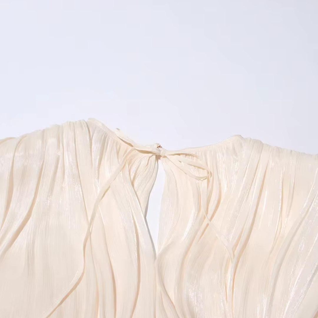 girlzhood Avenique Minikleid in Creme mit fließendem Stoff, Drapierung und zartem Bindedetail am Ausschnitt