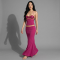 Model trägt das girlzhood Bella Vanta Maxi Set in Rosé mit Halterneck-Oberteil, Pailletten und Blumenapplikationen.