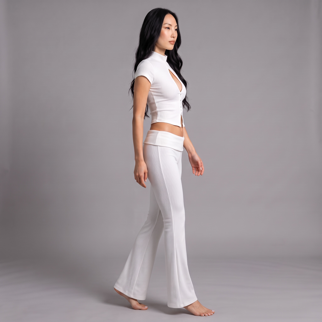 Model trägt das girlzhood Bold Touch 2-Piece Set in Weiß mit geripptem Oberteil, Cut-Out und ausgestellter Hose