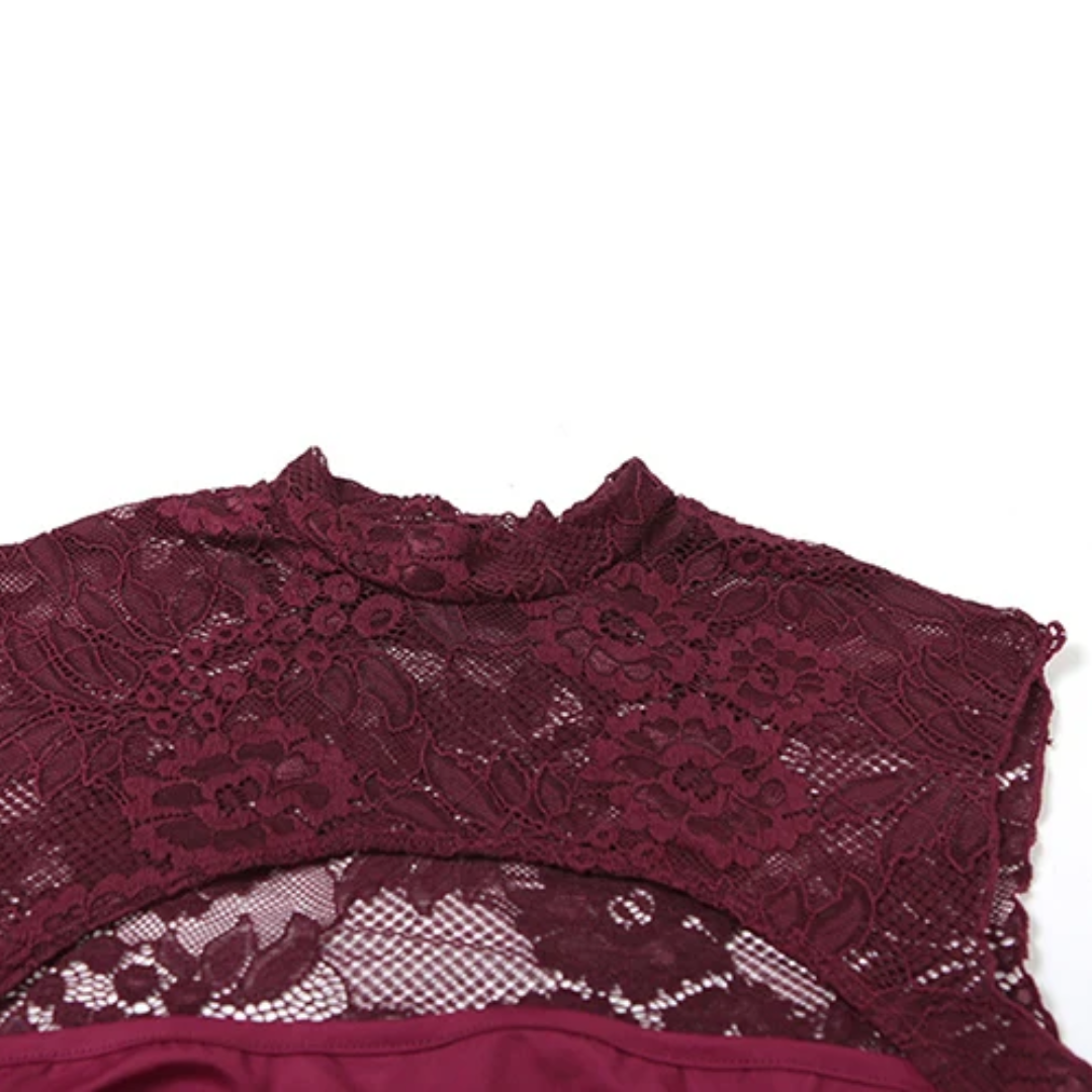 girlzhood Velvet Kiss Cut-Out Top in Bordeauxrot mit filigranem Spitzenmuster und hochgeschlossenem Kragen