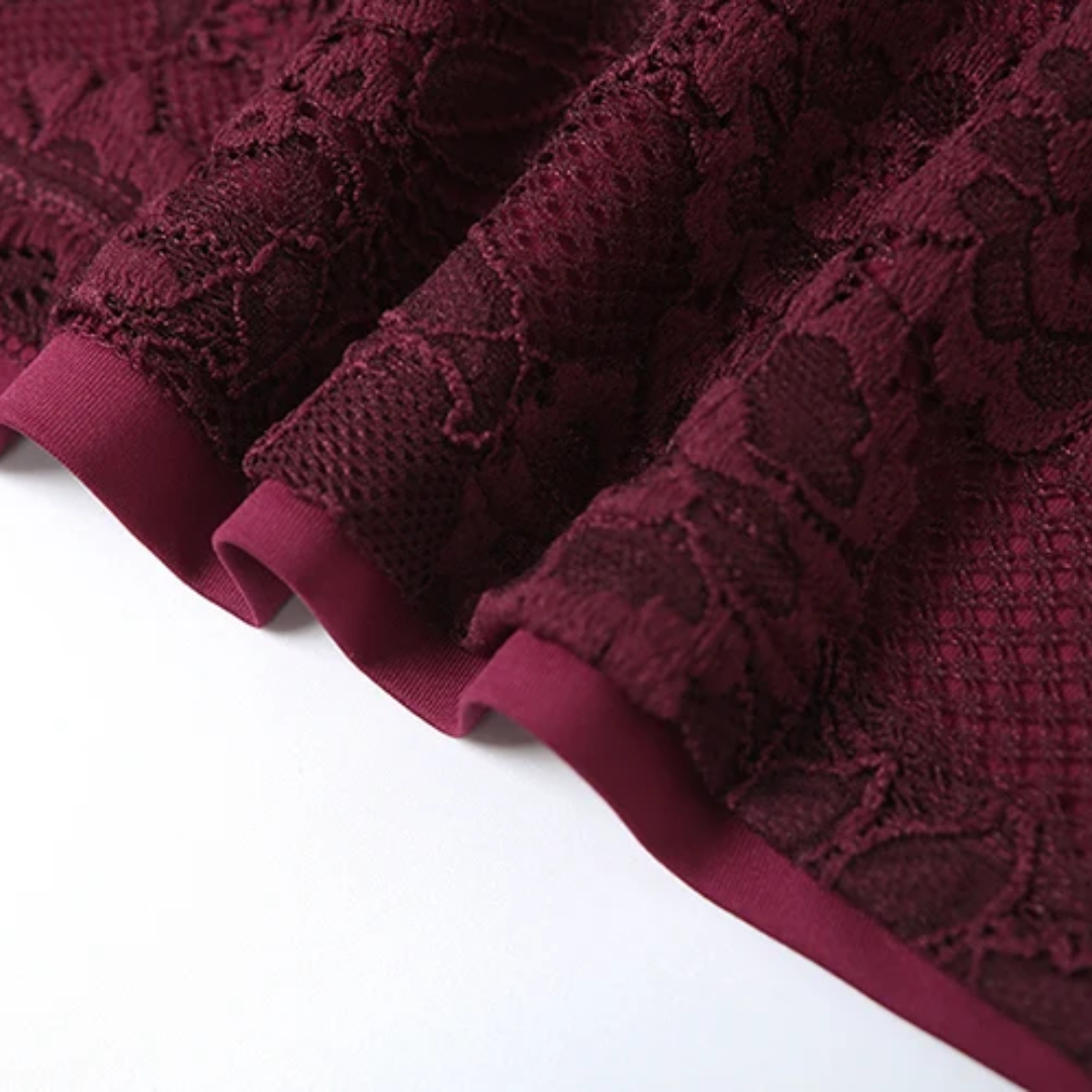 girlzhood Velvet Kiss Cut-Out Top in Bordeauxrot mit filigranem Spitzenmuster und weichem Stoff