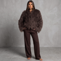 Model trägt girlzhood Fuzzy Aura braune Kunstfelljacke mit voluminöser Textur und entspannter Passform