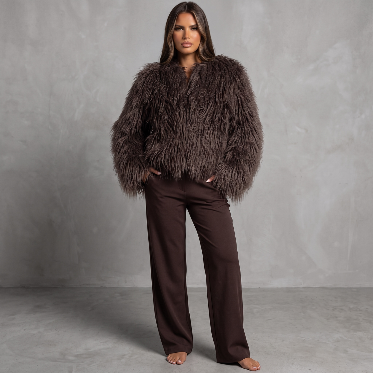 Model trägt girlzhood Fuzzy Aura braune Kunstfelljacke mit voluminöser Textur und entspannter Passform