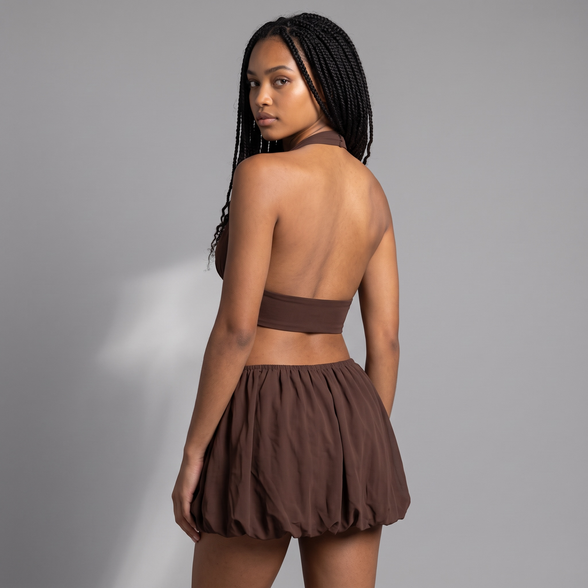 girlzhood Brown Amor Set mit schokoladenbraunem Neckholder-Top mit offenem Rücken und passenden Ballon-Shorts