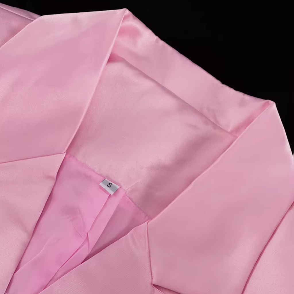 girlzhood Champagne Doll Satin Set Blazer in glänzendem Rosa mit Reverskragen und Größenetikett