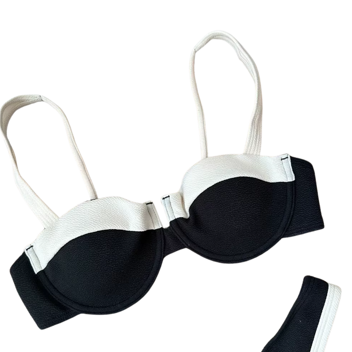 girlzhood Cocaine Waves Bikini in Schwarz und Crème mit Bügel-Top und strukturierter Glanzoptik
