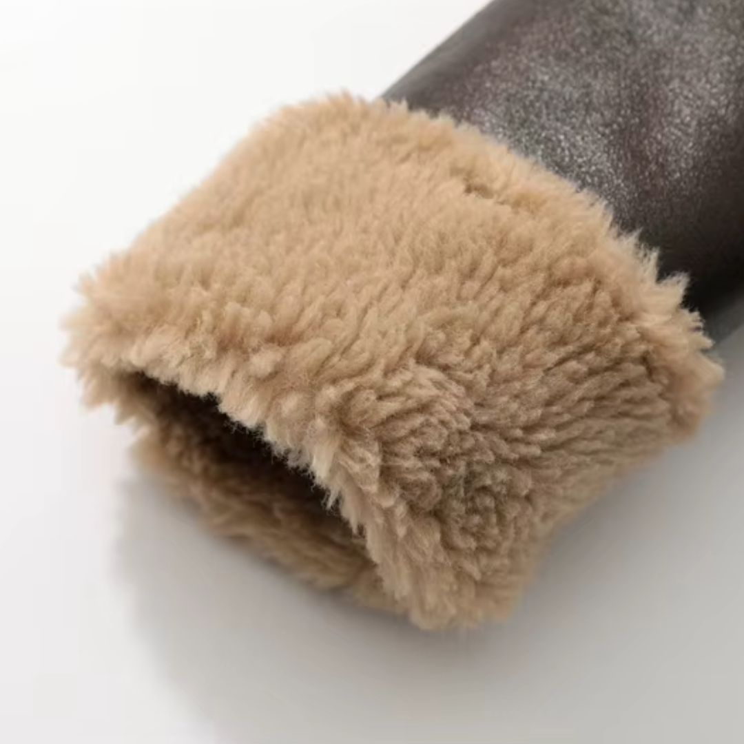 Detailansicht des Ärmelbunds der girlzhood Cozy Rebel Jacke aus dunkelbraunem Kunstleder mit beigem Teddyfutter