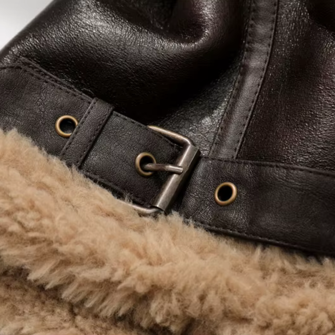 Detailansicht der girlzhood Cozy Rebel Kunstlederjacke in Dunkelbraun mit beigem Teddyfutter und Schnallendetail