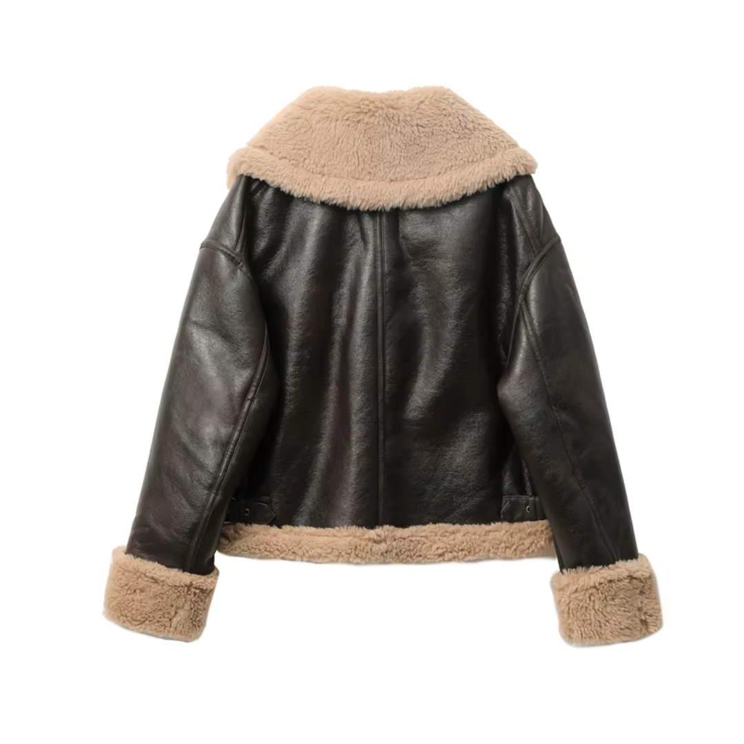girlzhood Cozy Rebel Oversized Kunstlederjacke in Dunkelbraun mit beigem Teddyfutter und breitem Kragen