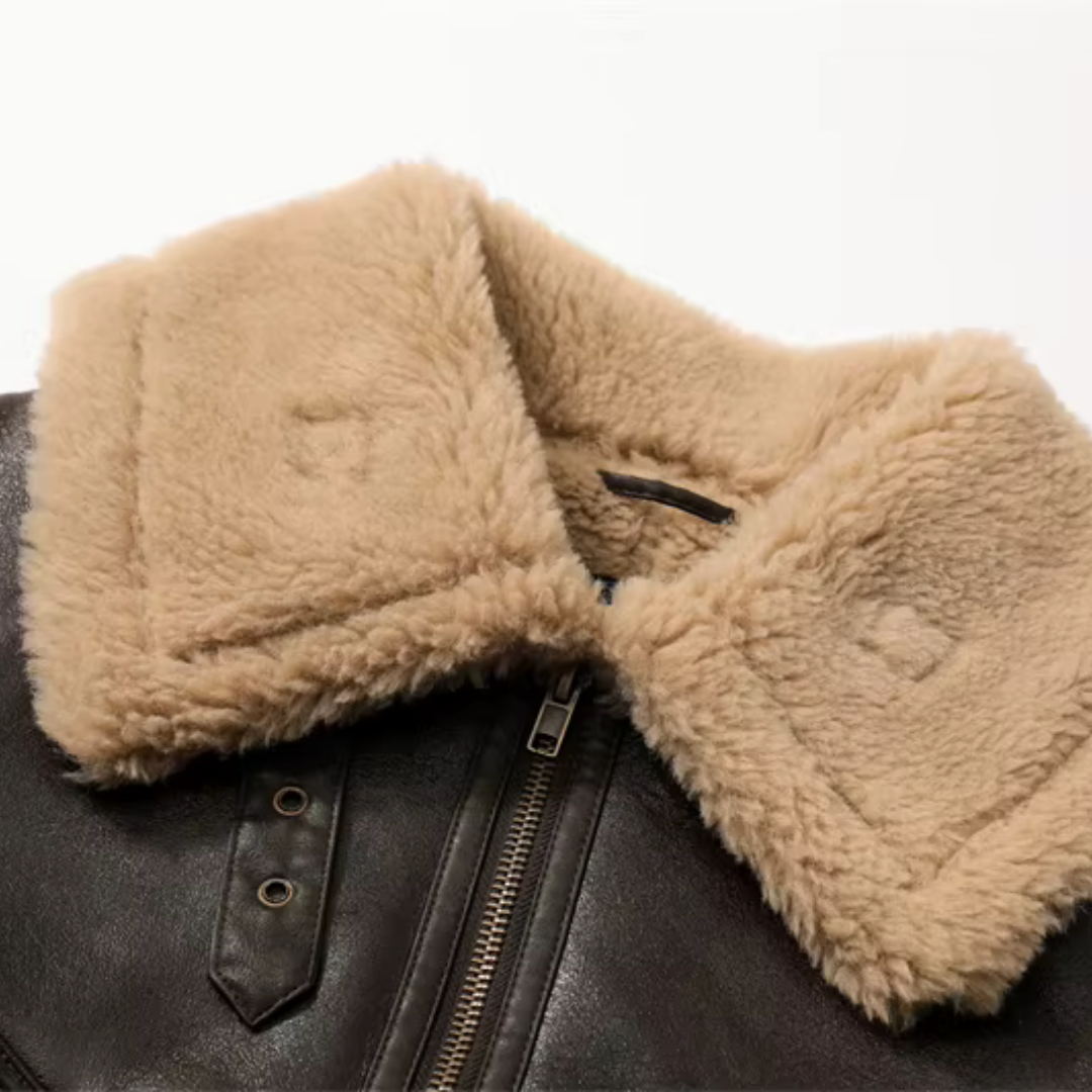 girlzhood Cozy Rebel Jacke aus dunkelbraunem Kunstleder mit flauschigem beigem Teddyfutter und markantem Kragen