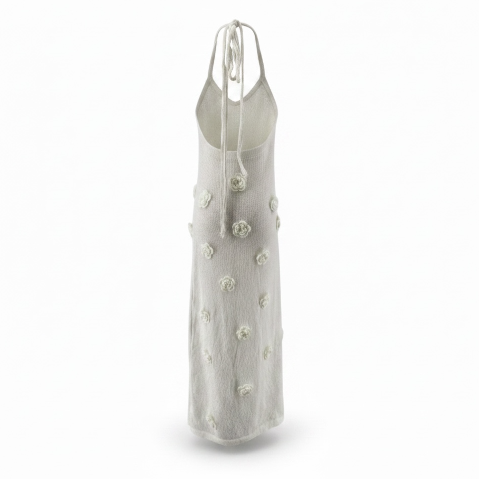 girlzhood Cream Obsession Kleid in Creme mit 3D-Blüten-Details, Spaghettiträgern und figurbetontem Schnitt