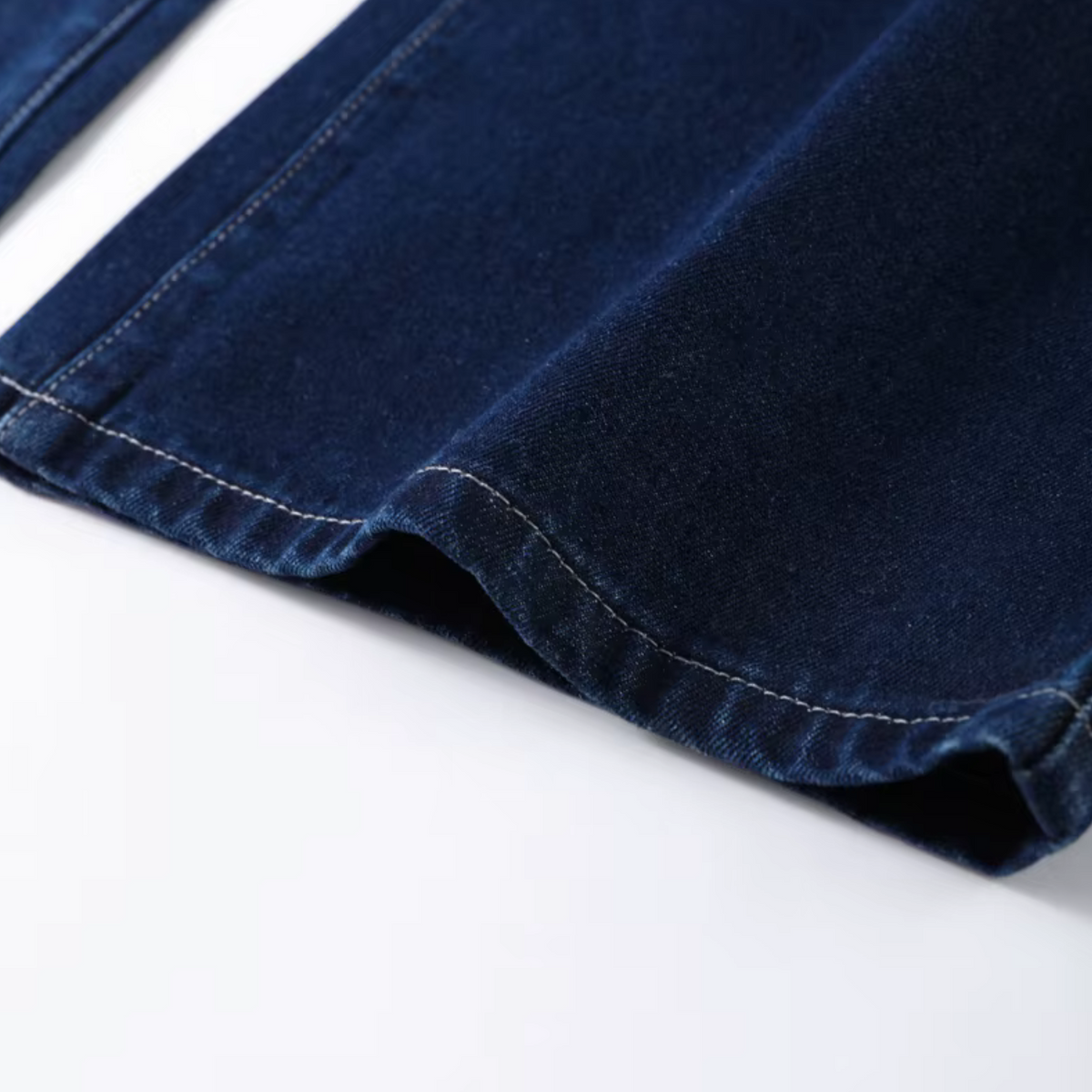 girlzhood Denvéra Two-Piece Set aus dunkelblauem Denim mit sichtbaren Nähten am Hosenbein