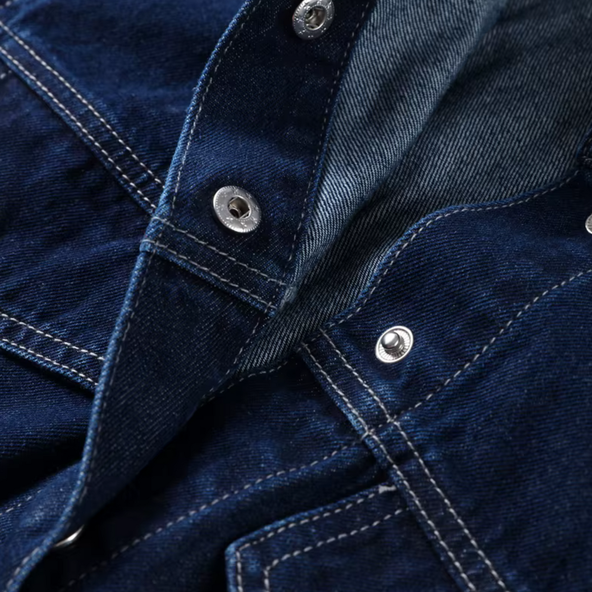 girlzhood Denvéra Jeans-Set in dunklem Indigo-Denim mit silbernen Druckknöpfen und sichtbaren Nähten