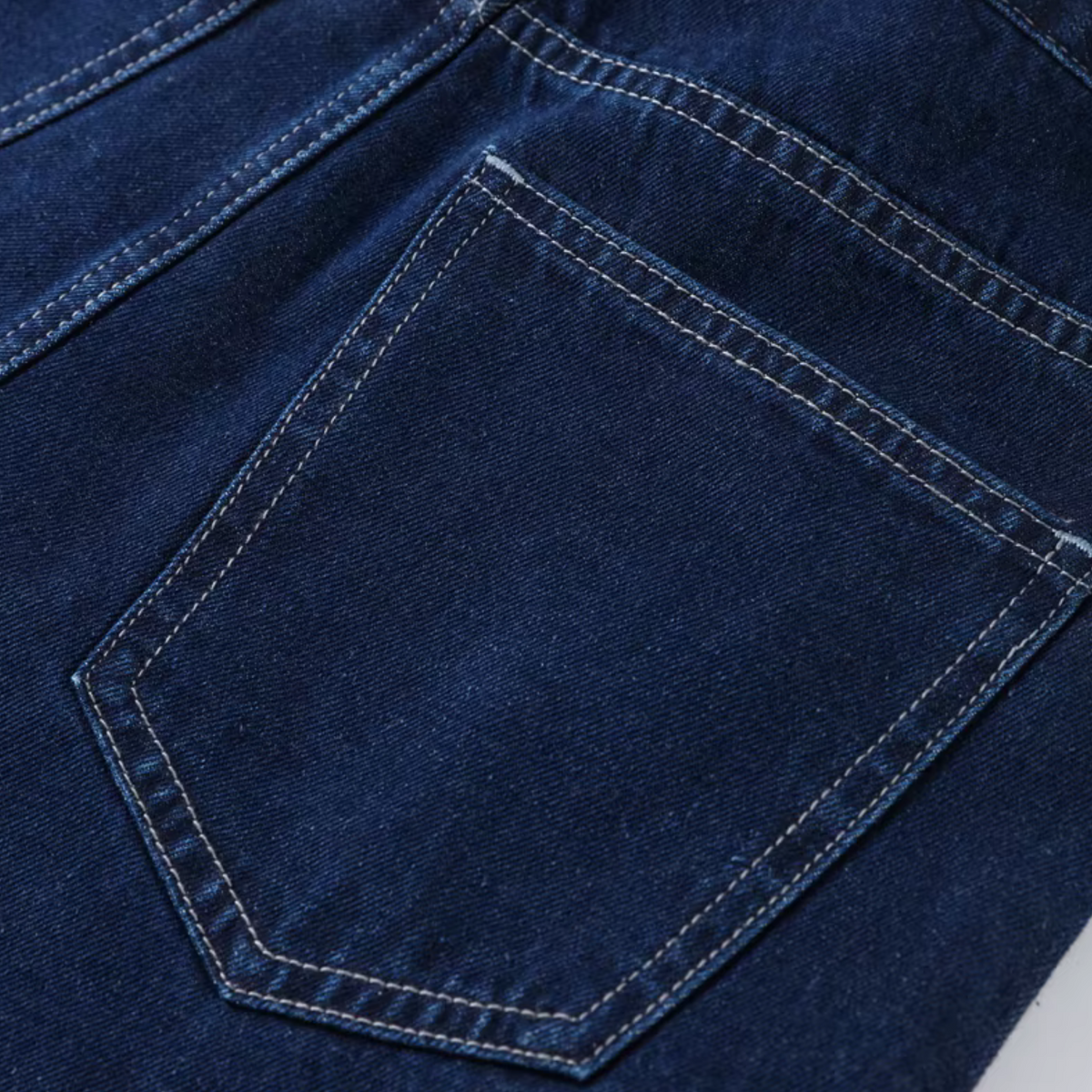 girlzhood Denvéra Two-Piece Jeans mit Gesäßtasche aus dunkelblauem Indigo-Denim mit hellen Kontrastnähten