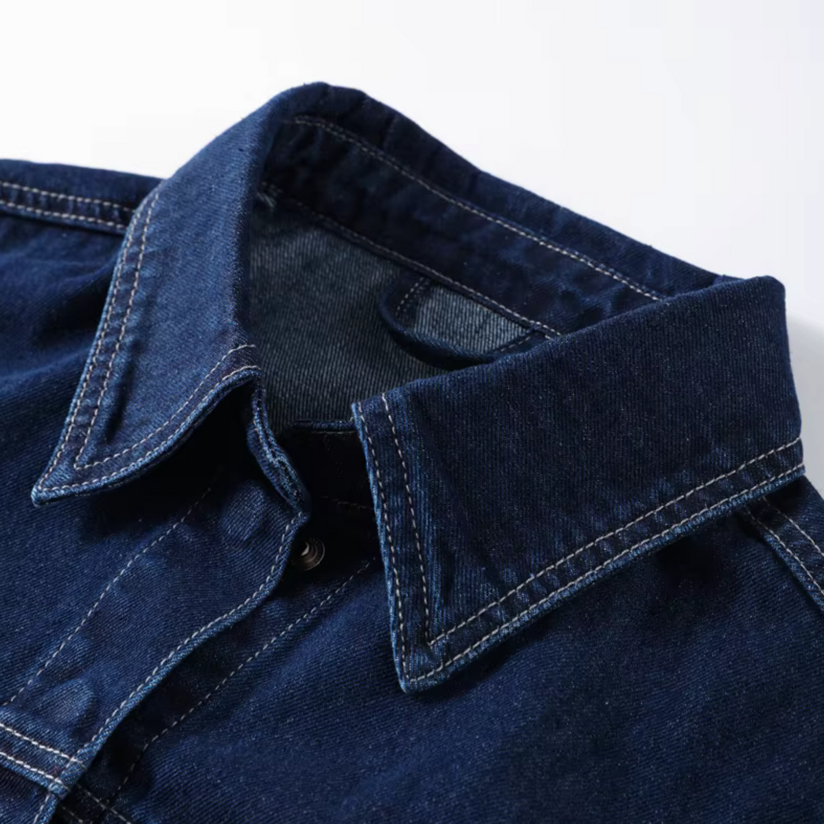 girlzhood Denvéra Jeansjacke in dunklem Indigo mit klassischem Kragen und sichtbaren Nähten