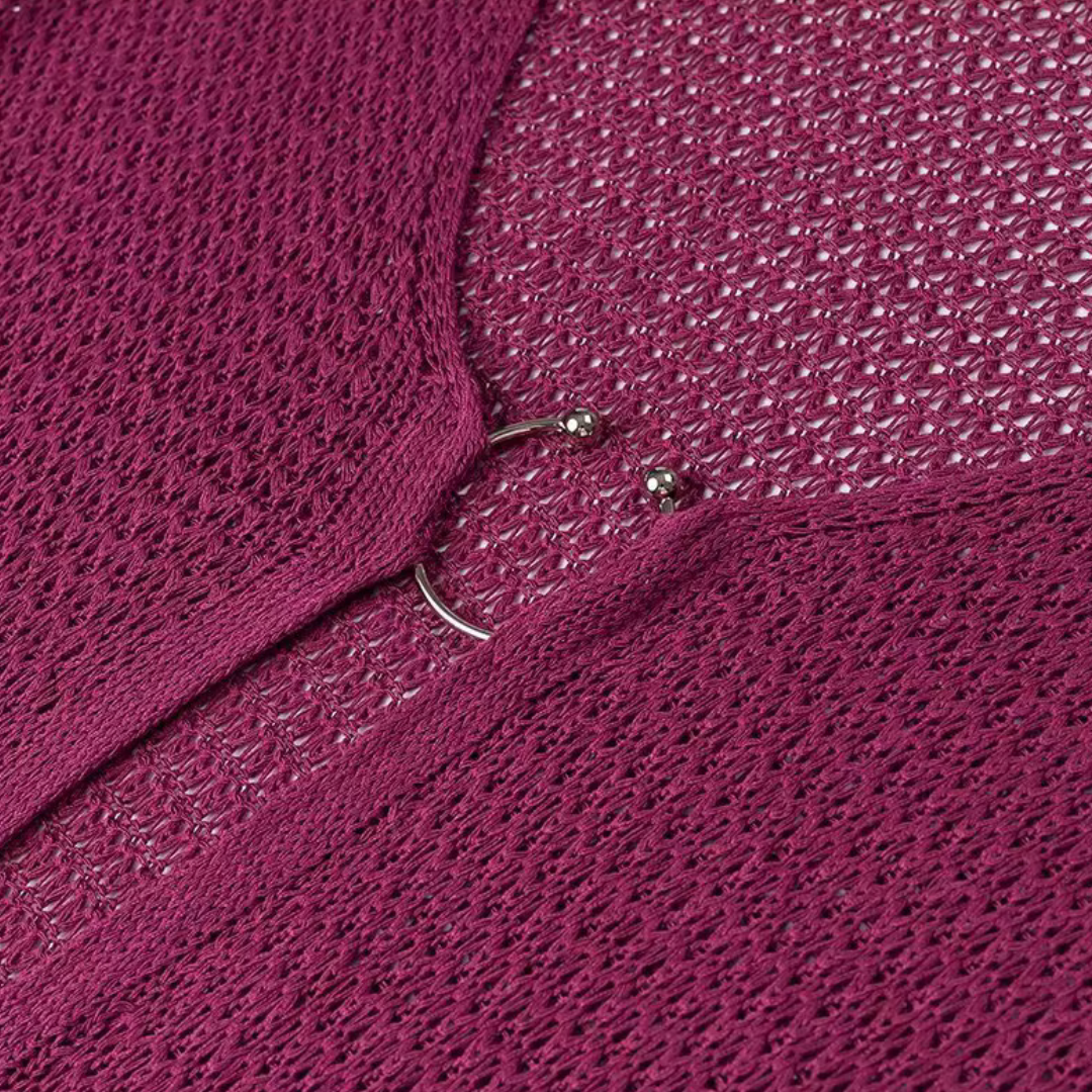 girlzhood Denvéra Maxi Kleid in Beeren-Ton mit tiefem V-Ausschnitt und silbernem Metallring-Detail aus Strickstoff