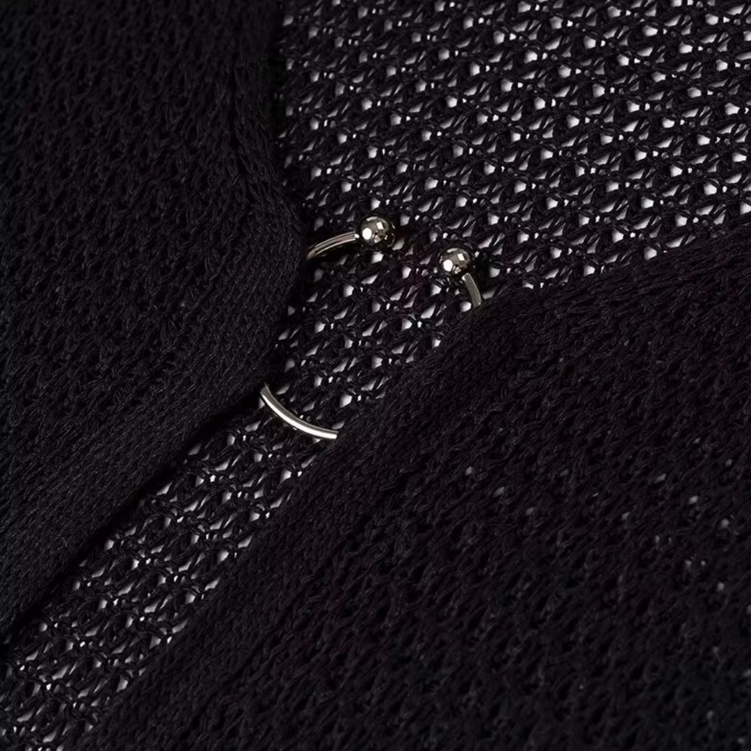 girlzhood Denvéra Maxi Kleid in Schwarz aus Strick mit tiefem V-Ausschnitt und silbernem Metallring-Detail
