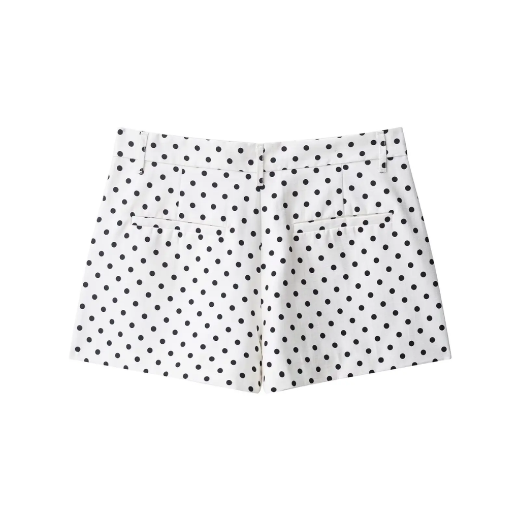 girlzhood Dot Game Shorts in Weiß mit schwarzem Polka-Dot-Muster und zwei angedeuteten Gesäßtaschen