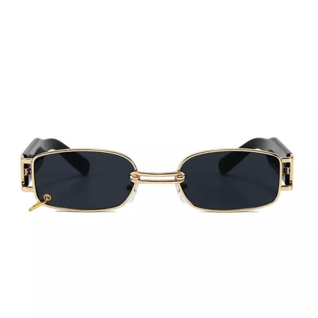 girlzhood G-Glow Sonnenbrille mit eckigem Goldrahmen, schwarzen Gläsern und dekorativem Anhänger im Retro-Stil