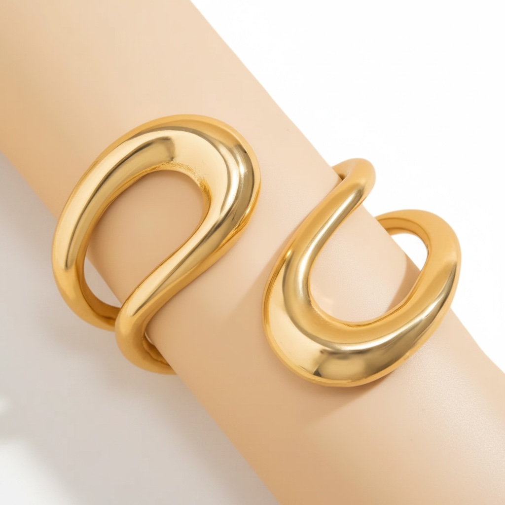 girlzhood Power Bracelet Eléa in glänzendem Gold, ein eleganter skulpturaler Armreif aus hochwertiger Legierung