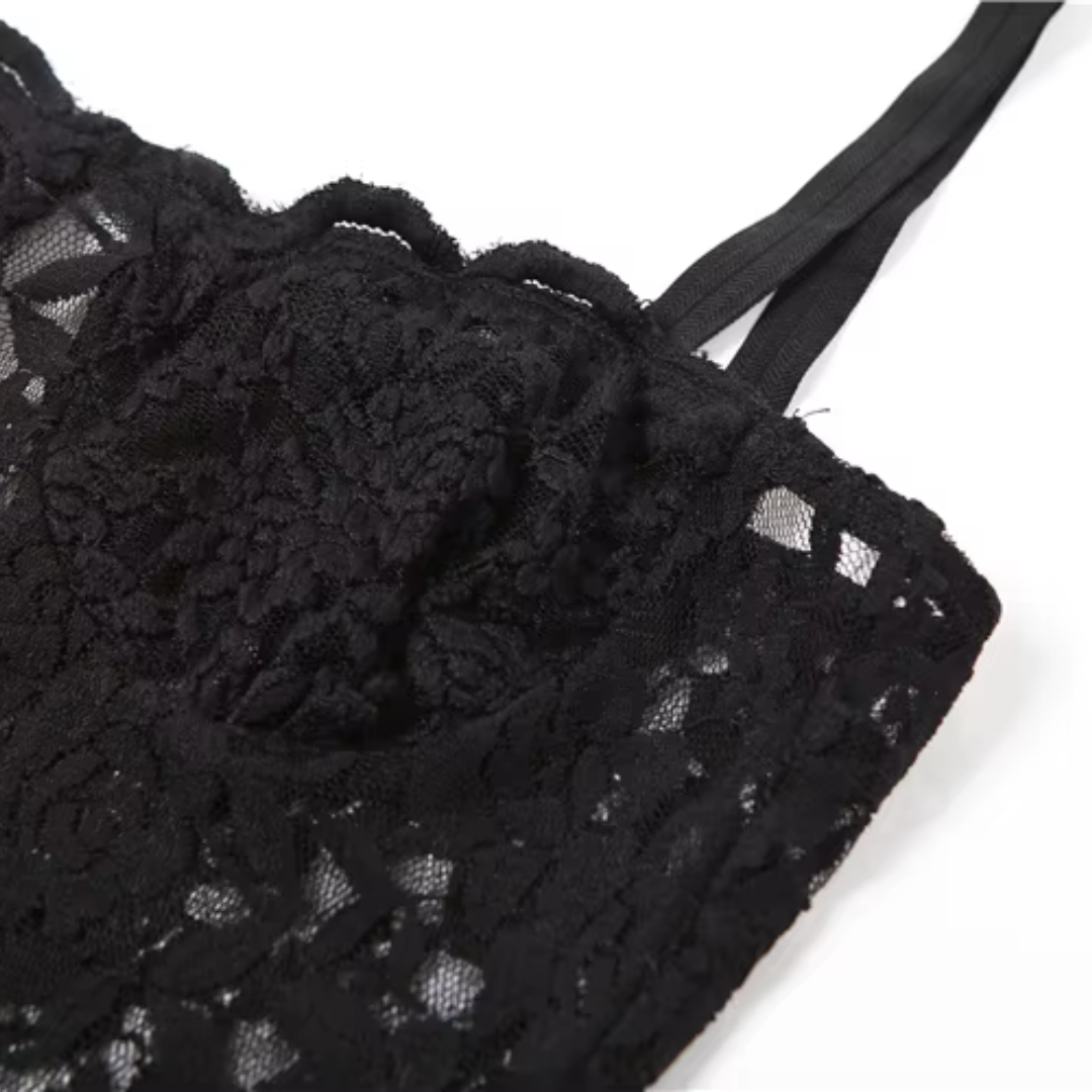 girlzhood Femme Fatality Maxikleid aus schwarzer floraler Spitze mit zarten Spaghettiträgern und transparentem Design