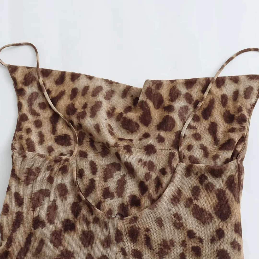 girlzhood Fiorenza Kleid mit Leopardenmuster, dünnen Spaghetti-Trägern und fließender Satin-Optik