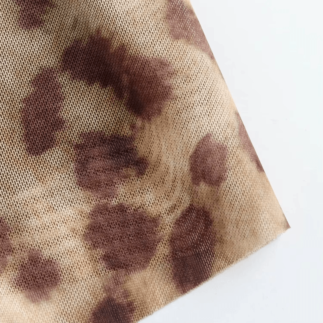 girlzhood Fiorenza Kleid Stoffdetail mit braunem Leopardenmuster in fließender Satin-Optik