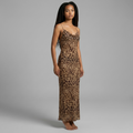 Model trägt das girlzhood Fiorenza Kleid im Satin-Look mit Leopard-Print, Spaghetti-Trägern und figurbetontem Schnitt.