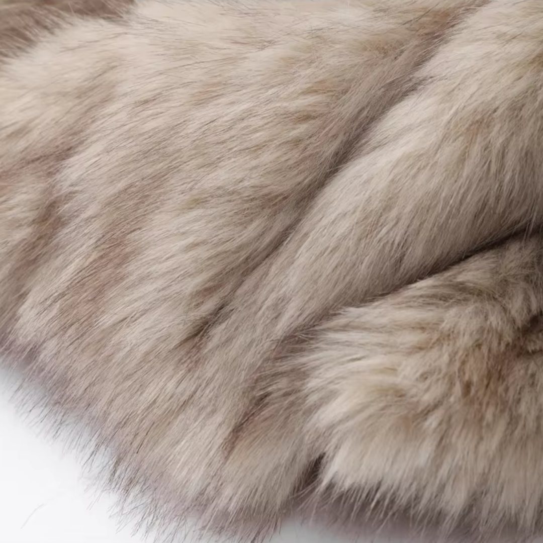 Nahaufnahme der weichen, champagner-beigen Kunstfell-Textur der girlzhood Frost Vixen Jacke