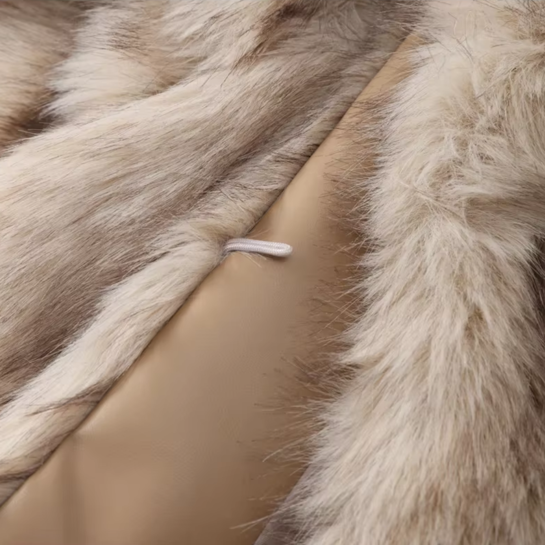 girlzhood Frost Vixen Kunstfelljacke in Champagne-Beige mit weicher Textur und glattem Innenfutter Detailansicht