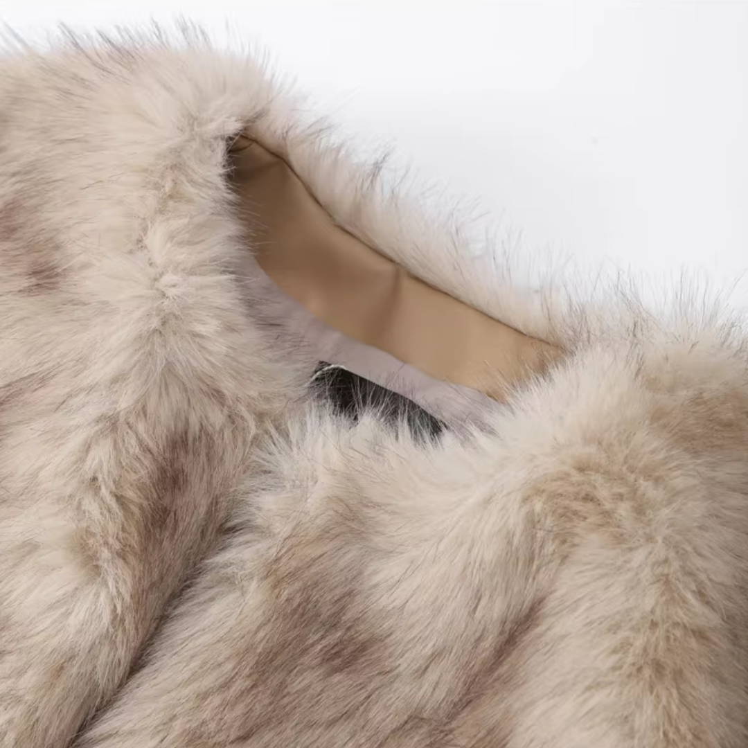 girlzhood Frost Vixen Kunstfelljacke in Champagne-Beige mit weichem Innenfutter und luxuriöser Textur