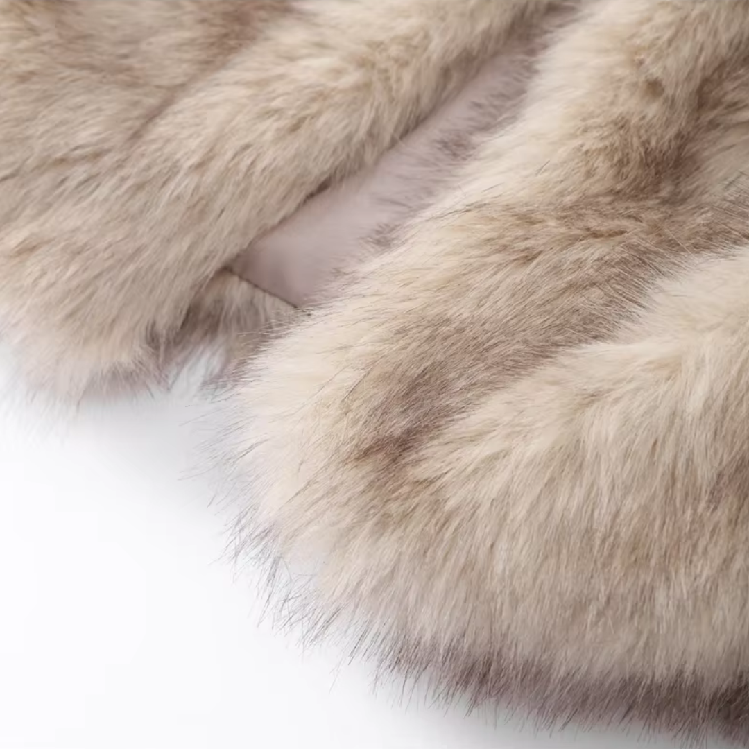 girlzhood Frost Vixen Kunstfelljacke in Champagne-Beige mit weicher Textur und luxuriösem Design