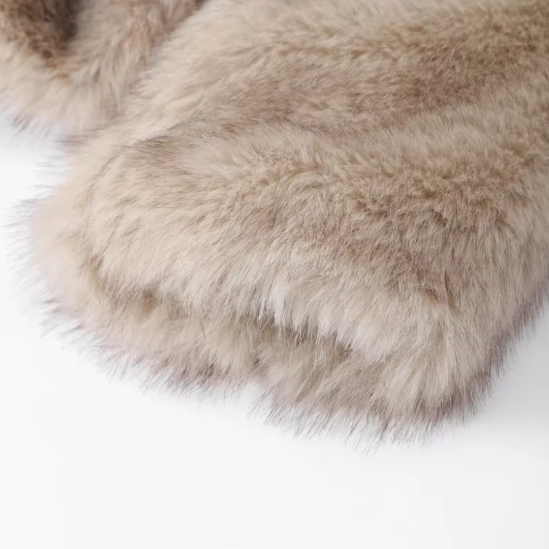 girlzhood Frost Vixen Kunstfelljacke in luxuriösem Champagne-Beige mit weicher Textur und voluminösem Design