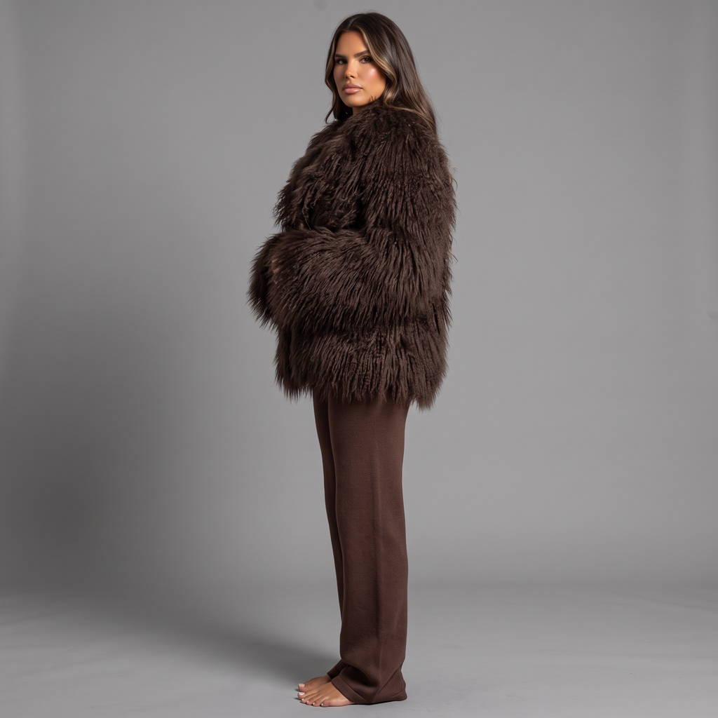 Model trägt girlzhood Fuzzy Aura braune Kunstfelljacke mit voluminöser Textur und entspannter Passform