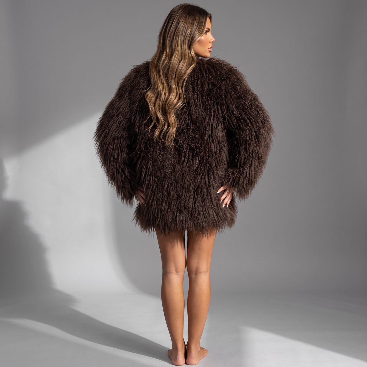 girlzhood Fuzzy Aura Kunstfelljacke in Braun mit voluminöser Textur und entspannter Passform von hinten gesehen
