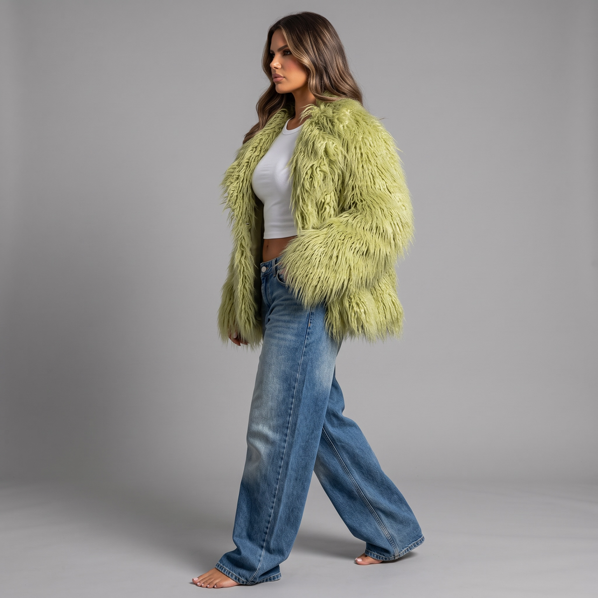 Model trägt girlzhood Fuzzy Aura Kunstfelljacke in Grün mit lockerer Passform und langem, flauschigem Haar.