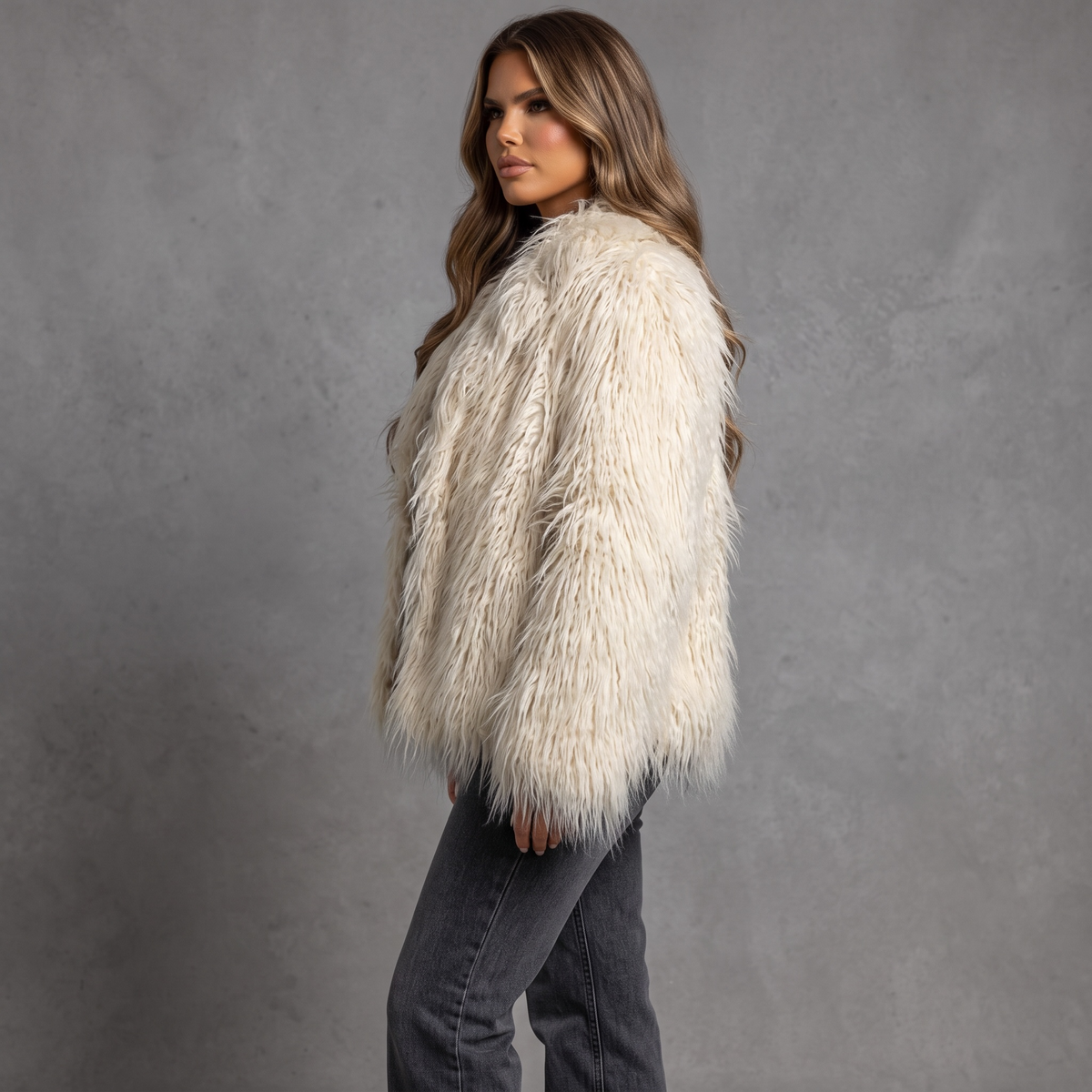 girlzhood Fuzzy Aura Kunstfelljacke in Weiß mit voluminöser Textur und entspannter Passform an einem Model