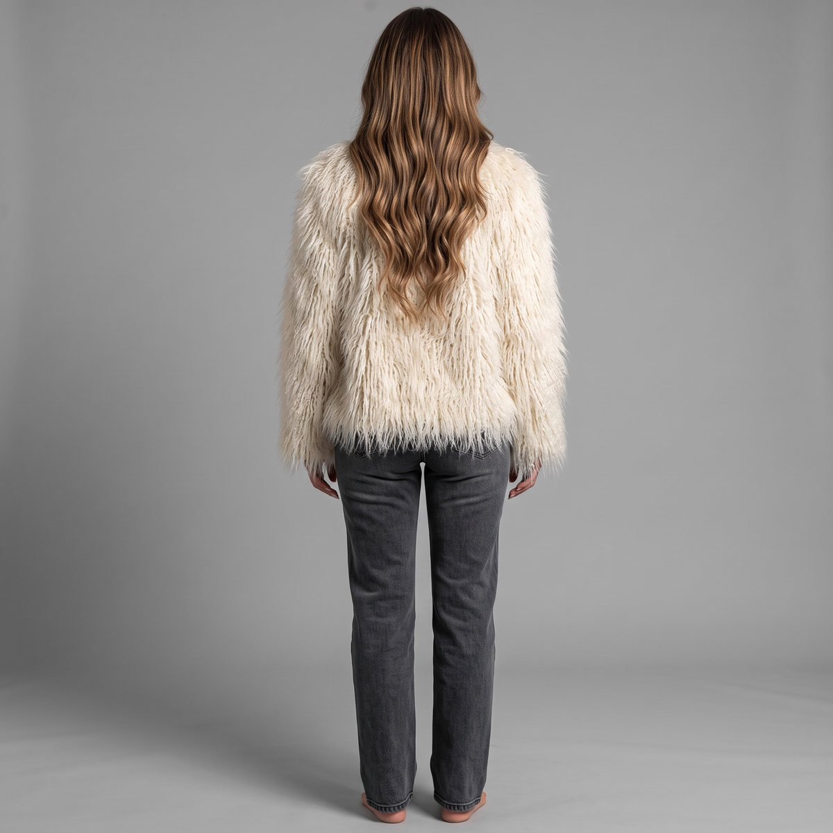 girlzhood Fuzzy Aura Kunstfelljacke in Weiß mit voluminöser Textur, getragen von einer Frau mit langen Haaren