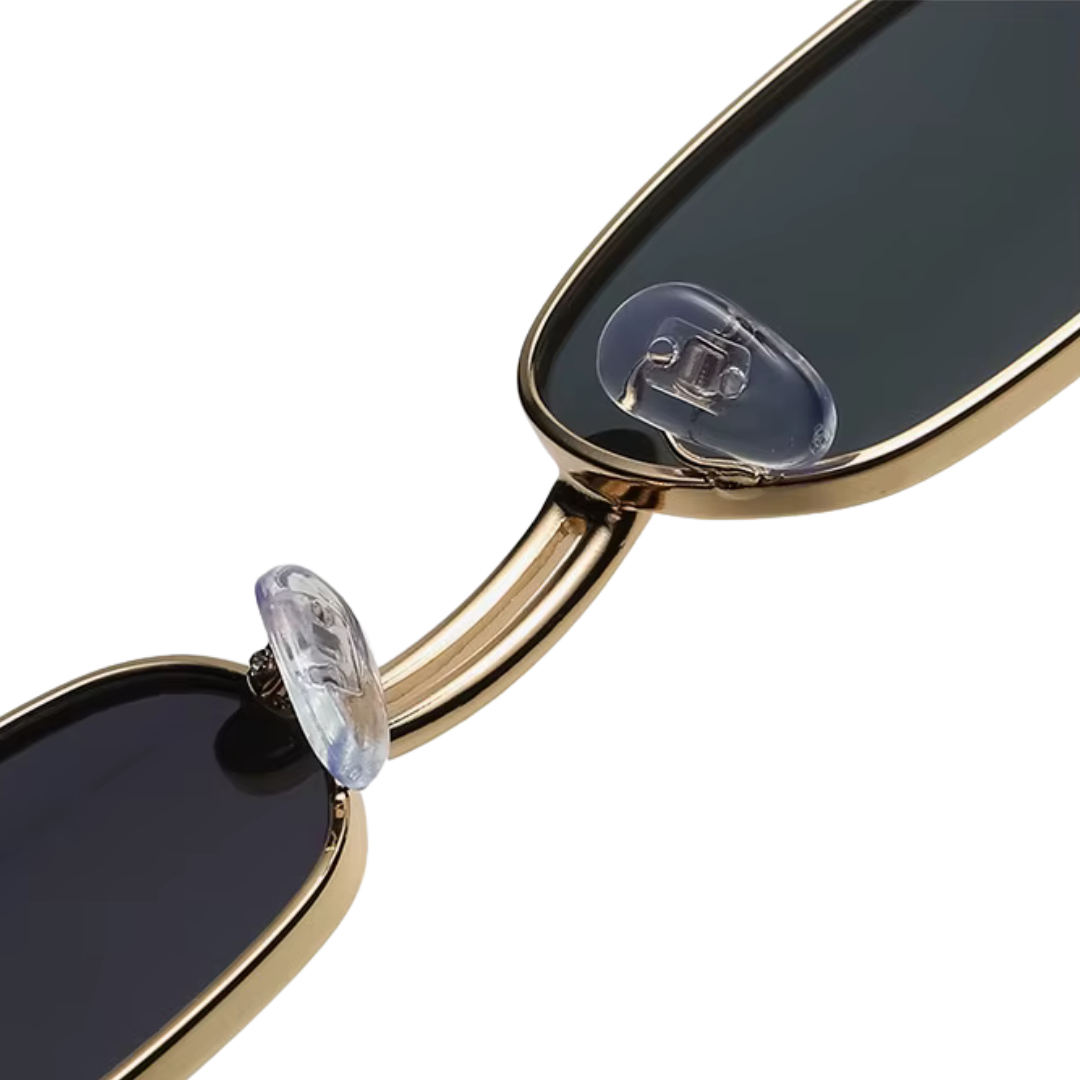 girlzhood G-Glow Sonnenbrille mit eckigem Goldrahmen und dunklen Gläsern in Nahaufnahme