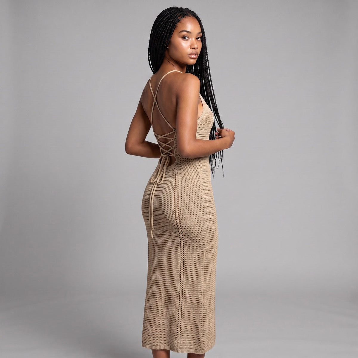 girlzhood Golden Hour Maxi Kleid in Beige aus Crochet-Strick mit rückenfreiem Lace-Up Design und figurbetontem Schnitt