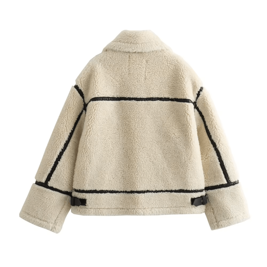 Rückansicht der girlzhood Grimelle Aviator-Jacke aus beigem Teddy-Fleece mit schwarzen Kontrastnähten und Riegeln.