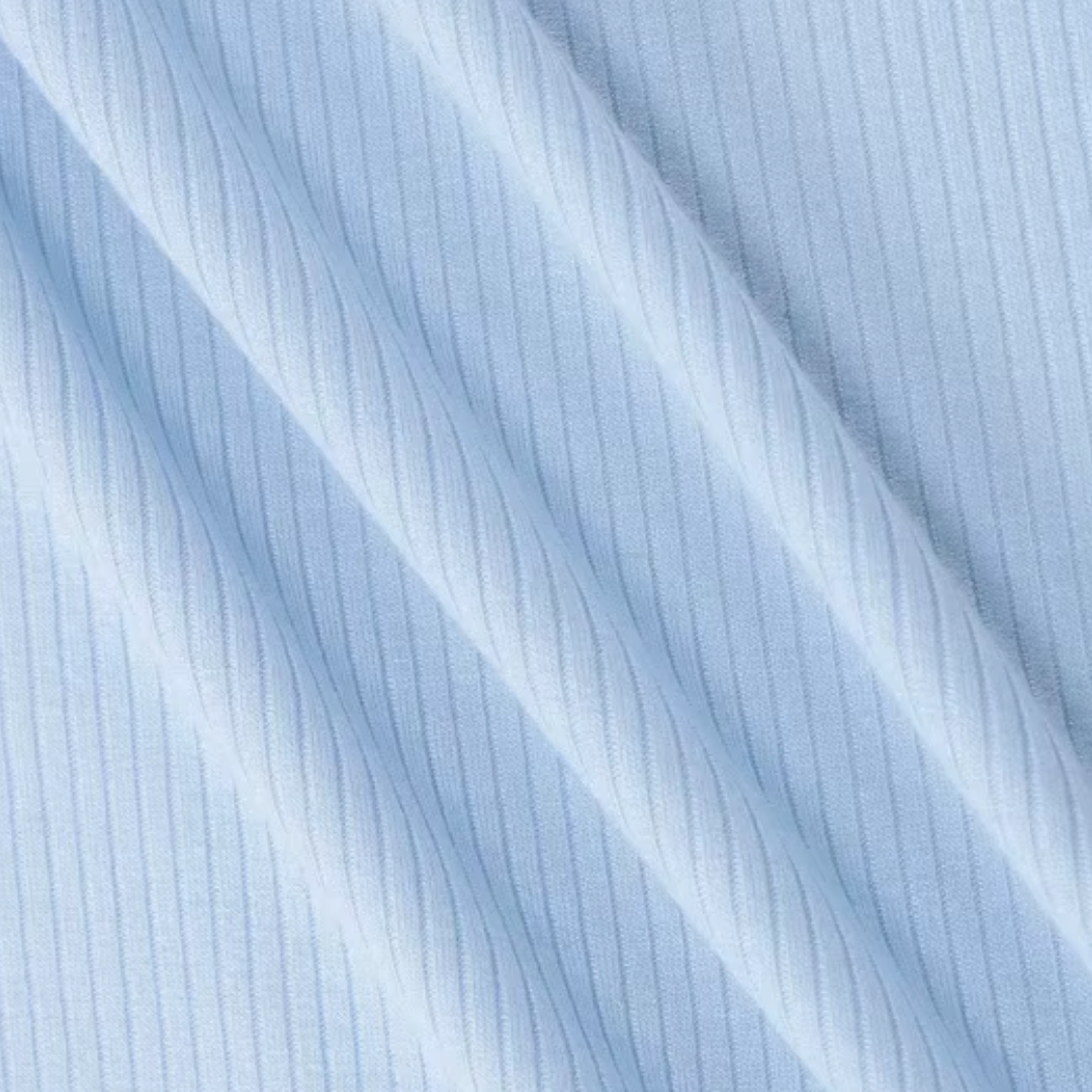 girlzhood hellblaues geripptes Strickmaterial in Nahaufnahme für das Cold Flame Zweiteiler Set